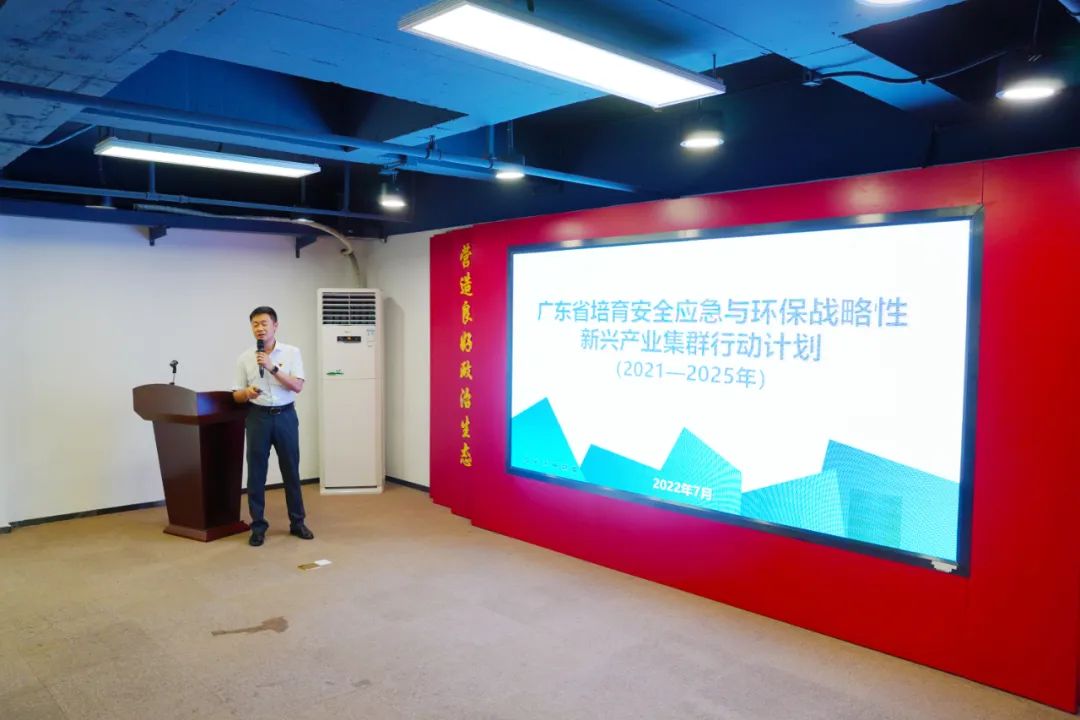 廣東省環(huán)境保護產(chǎn)業(yè)協(xié)會副秘書長李鴻濤發(fā)表演講